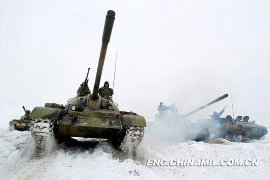 The armored regiment conducts training in snowy Tianshan Mountains. (Photo by Liu Yong)