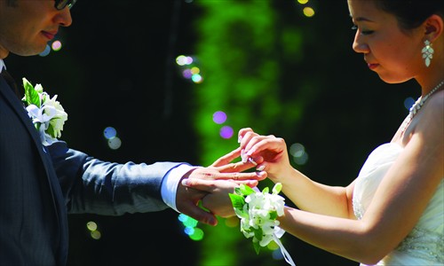 In recent years Shanghai couples have opted for simplified and Westernized weddings. [Photo: CFP]