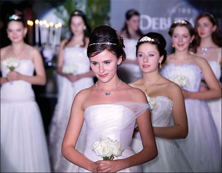 Larissa Scotting, 17, from the UK, leads a group of young women in the coming out formalities during the first Shanghai International Debutante Ball on Saturday. (Photo: Gao Erqiang / China Daily) 
