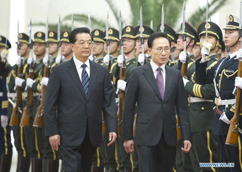 Chinese President Hu Jintao (L) and President of the Republic of Korea (ROK) Lee Myung-bak inspect an honor guard in Beijing, Jan. 9, 2012.Photo: Xinhua