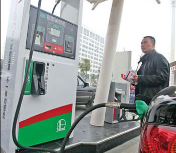 According to the China Petroleum and Chemical Industry Association, the proportion of fossil fuels in the country's energy mix will decrease as the development of natural gas and renewable energy is encouraged. [Photo/Provided to China Daily] 