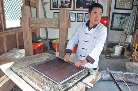 Long Demao was the first Xinzhuang villager to reveal to outsiders local papermaking secrets.[Photo/ China Daily] 