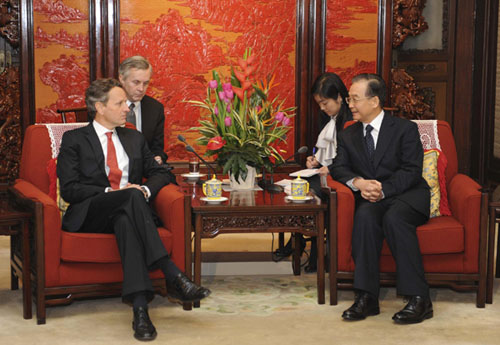 Chinese Premier Wen Jiabao (right) meets visiting US Treasury Secretary Timothy Geithner in Beijing on Wednesday. [Photo/Xinhua] 