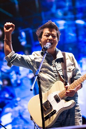 Beijing punk rocker He Yong leads a charity concert in aid of Chinese war veterans at Yugong Yishan on Friday, January 13. Photo: Huan Liru 