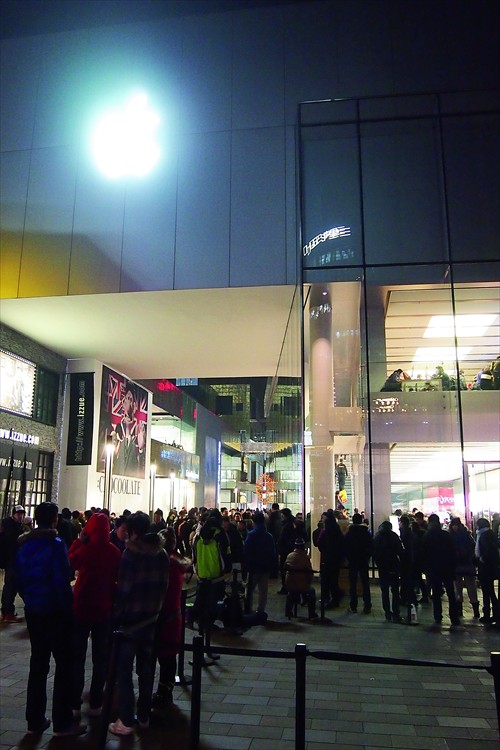 Fans and scalpers line up outside Apples retail location at Sanlitun Village, Chaoyang district, for the Chinese mainland release of the iPhone 4s last night. Photo: James Tiscione/GT 