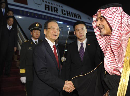 Chinese Premier Wen Jiabao (left) arrived in Riyadh Saturday evening on an official visit to Saudi Arabia to further boost bilateral ties and cooperation. [Photo: gov.cn]