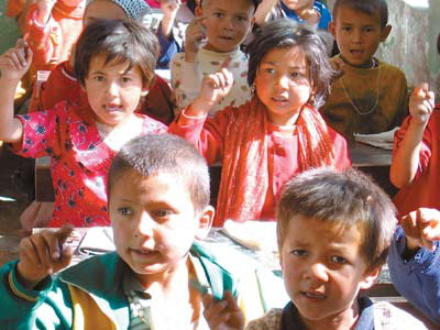 Authorities in west China's Xinjiang Uygur Autonomous Region said on Jan. 15, 2012, that they have tracked down and rescued 1,332 vagrant Xinjiang children in other parts of the country since May 2011. (File photo)