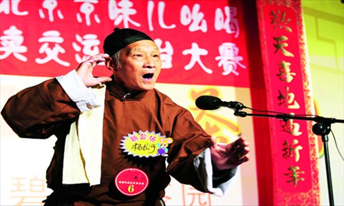Yang Changhe, an exponent of the traditional Beijing art of jiaomai, or peddler's chant in Beijing dialect, demonstrates his hawking skills at a folk art tournament last year. Photo: CFP 