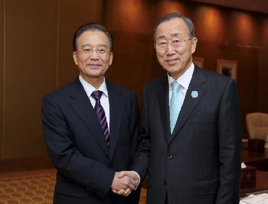 Chinese Premier Wen Jiabao (L) meets with UN Secretary General Ban Ki-moon (R) in Abu Dhabi, the United Arab Emirates, Jan. 16, 2012.
