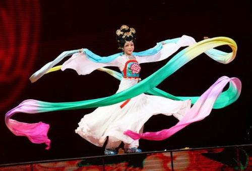 Li Yugang, male, disguised perfectly as an imperial concubine from both appearance and voice.