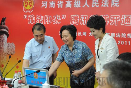 Officials launch the micro-blog of the Higher People's Court of Henan Province on July 7, 2011 [Photo:Beijing Review/ZHAO PENG]