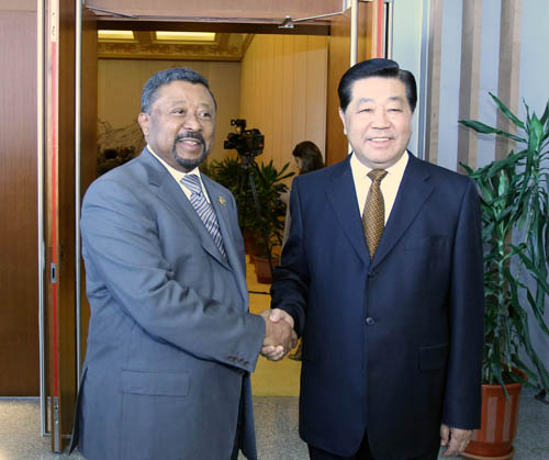 Jia Qinglin (R), chairman of the National Committee of the Chinese People's Political Consultative Conference, meets with Jean Ping, chairperson of the African Union Commission.(Photo: Xinhua/Ding Li)