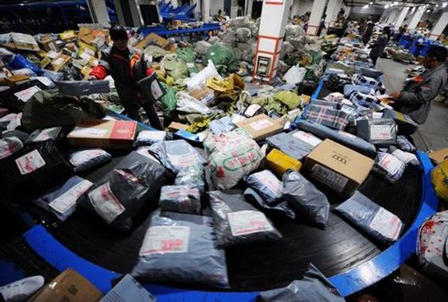 During the Spring Festival holiday, many express shipping companies shut up shop completely, while the few that elect to stay open either stop their pickup services or raise the related fee by a big margin.