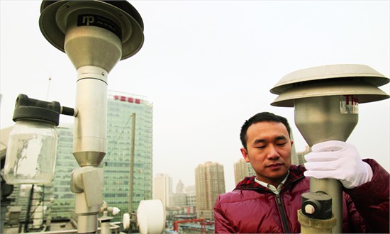 A technician installs devices that will allow the environmental authority to monitor PM2.5 data on the top of a tall building on January 6. (Photo: CFP)