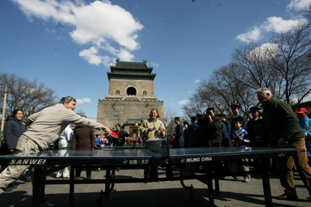 Foreigners play ping-ping at an outdoor table near the Bell Tower, as Chinese people look on. (Photos: CFP) 