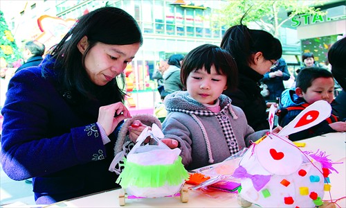 Kids and their parents make rabbit paper lanterns over the weekend. [Photo: Courtesy of Daning Life Hub]