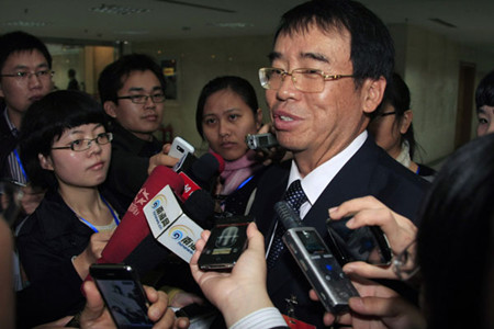 Lu Zhiyuan, director of the Hainan tourism development commission, is interviewed by reporters in Haikou, Hainan province, on Thursday, at a plenary session of the provincial congress. Huang Yiming / China Daily 