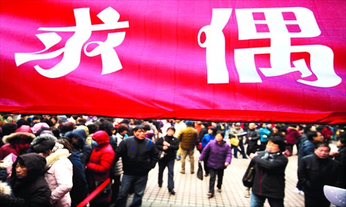 While many spend Valentine's Day with lovers, many others are still looking for true love. [Photo: CFP]