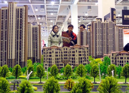 Potential homebuyers at a real estate exhibition in Suzhou, Jiangsu province, on Sunday. Analysts said that the nation's policies are unlikely to change in the short term and the government still aims to bring home prices down to a reasonable level. [Wang Jiankang / for China Daily]