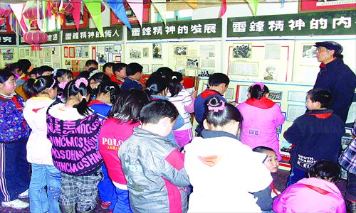 He Chaohai teaches children about the virtues of Lei Feng [Photo: Courtesy of He Chaohai]