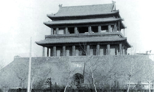 <p style=border-style: initial; border-color: initial; line-height: 23px; text-align: center;><strong>Fuchengmen (1285-1965)</strong></p>  <p style=border-style: initial; border-color: initial; line-height: 23px;>To the west of Fuchengmen is Mentougou, the coal-producing region, so this gate was defined by coal. Old Beijingers might still remember how coal was transported from here to the fireplaces of most families in town.</p> 