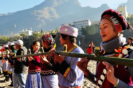 Lisu people warmly welcomed guests on December 22nd during the 2011 Nujiang Kuoshi Cultural Tourism Festival. [Photo/China.org.cn]