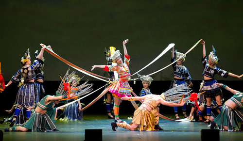Dancers from Guizhou Folk Dance and Song Theater perform folk dance of Guizhou province in Melbourne, Australia, recently before an audience of about 2,000 people. [Photo by Bai Xue / Xinhua]