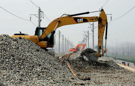 Construction machinery are seen reinforcing the roadbed of a section of the Wuhan-Yichang railway that sank in Nanwan village of Qianjiang city in central China's Hubei province, on Monday. [Chen Liang / for China Daily]