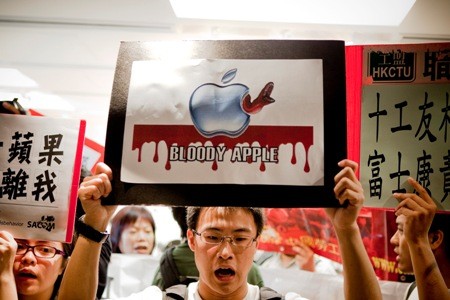 Protesters in Hong Kong rally to highlight the plight of Foxconn workers assembling Apple products. [Photo: CFP]