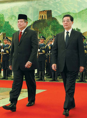 President Hu Jintao (R) welcomes Indonesian President Susilo Bambang Yudhoyono before a meeting in Beijing on Friday. [Photo by Wu Zhiyi / China Daily]