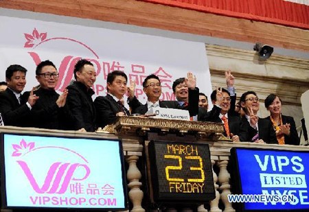 Eric Shen (4th L), Chairman and CEO of Vipshop, rings the opening bell at New York Stock Exchange in New York, the United States, March 23, 2012. Shares of Chinese on-line retailer Vipshop, the first Chinese Initial Public Offering (IPO) in the U.S. stock market in more than seven months, fell more than 11 percent in its debut on the New York Stock Exchange on Friday. (Xinhua/Shen Hong)
