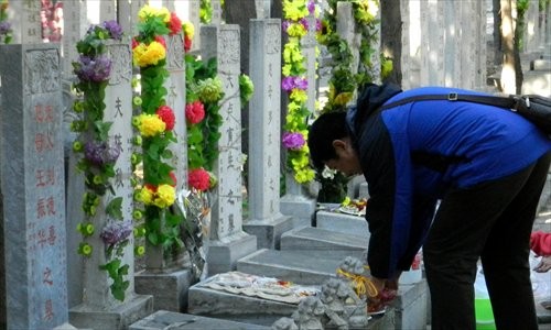 A man lays a tribute at the grave of a beloved one at Babaoshan Cemetery, Shijingshan district, Sunday. Some 190,000 Beijingers visited graves of lost family members over the past weekend. Photo: CF 