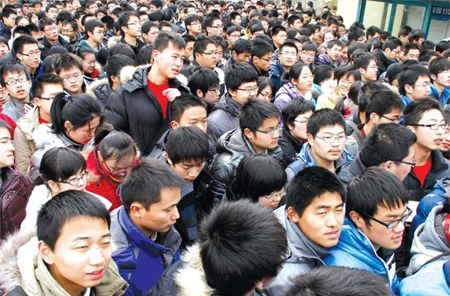 Candidates leave an examination area in Nanjing, Jiangsu Province, after taking the self-enrollment test jointly held by a group of seven universities headed by Tsinghua on Feb 19, 2011. About 60,000 students took the test in 33 cities around the country.[Photo: China Daily/Dong Jinlin]