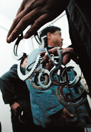 A special team of 100 volunteers from all walks of life acts as a neighborhood watch in the busiest areas of Beijing.