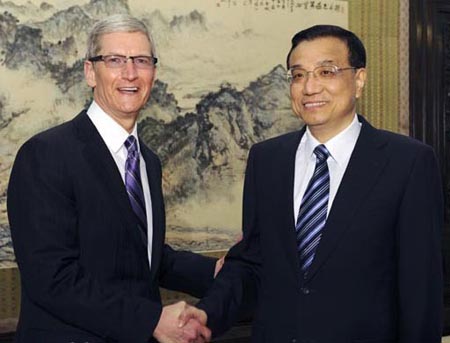 Chinese Vice Premier Li Keqiang (R) meets with the CEO of Apple Tim Cook in Beijing, capital of China, March 27, 2012. (Xinhua/Rao Aimin) 