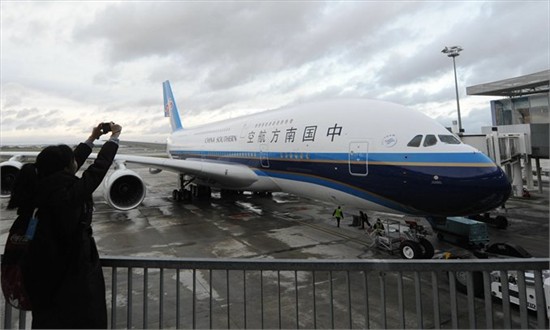 A woman takes photos of an Airbus A380 on December 17 last year in Toulouse, France, where the doubledecker was assembled and serviced before her flight to China. The jet was the second A380 delivered to China Southern Airlines. [Photo: CFP]