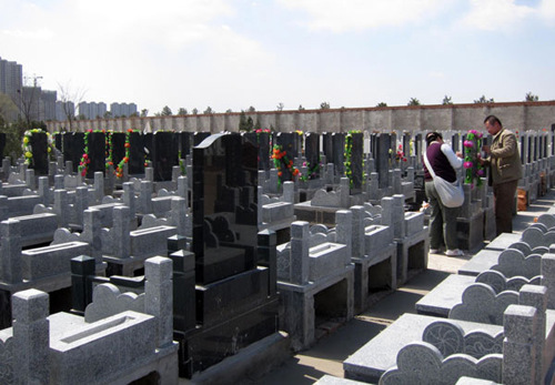 Residents from Beijing visit a graveyard in neighboring Hebei province on March 30. Because of the surging price of funeral plots in Beijing, many Beijing residents have begun to buy them in neighboring provinces. [Photo: Li Wen/Xinhua]