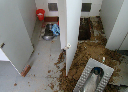 The public bathroom where a newborn girl was stuck after delivery. Her mother unexpectedly delivered her at the facility in Chaoyang district in Beijing on Saturday. [Photo: He Guang/China Daily]