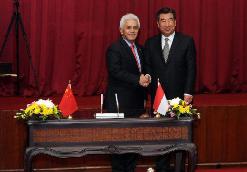 Chinese Vice Premier Hui Liangyu (R) meets with Hatta Rajasa, the Coordinating Minister for Economic Affairs of Indonesia, in Jakarta, Indonesia, April 9, 2012. Hui Liangyu held talks with Hatta Rajasa here on Monday.(Xinhua/Jiang Fan)