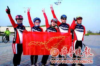 The five elderly cyclists and their traveling route on the red banner. [Photo: qlwb.com.cn]