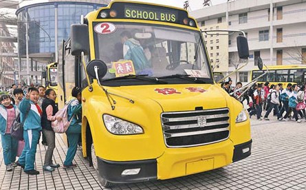 Pupils of the Chiping County Experimental Elementary School in Liaocheng, Shandong province, board a bus after school on Tuesday. [Photo: Zhao Yuguo/China Daily] 