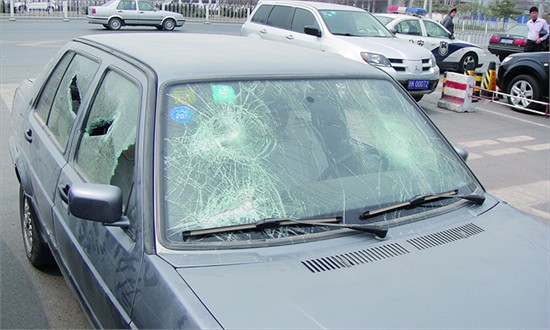 A car with smashed windows is placed outside the Nanyuan township government building, Fengtai district, yesterday. Local villagers said they fear developer harassment in an ongoing housing dispute. [Photo: Zhang Zhilong/GT]