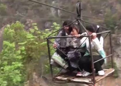 Children in Yingpan, Shuicheng County, Guizhou Province, make their way to school. [Photo: voc.com.cn]