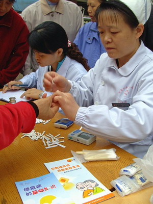 Doctors are offering voluntary medical checks in Yichang city, Hubei Province. The increasing popularity of household medical devices has made self-check more convenient. [Photo: China Daily]
