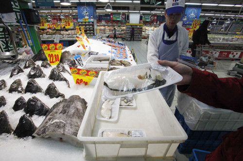 A salesman promotes cod in a supermarket in Shanghai on Wednesday. [Photo/China Daily]