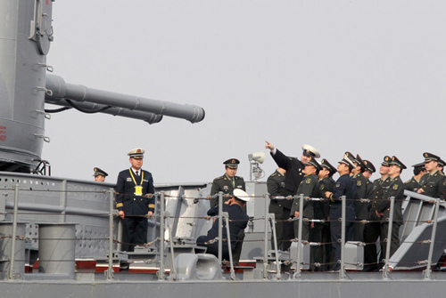 Officers from the Chinese navy visit one of the Russian vessels participating in the China-Russian joint naval exercises in Qingdao, Shandong province, on Sunday. The exercises, scheduled to last six days, are being held in the Yellow Sea. Zhang Lei / For China Daily 