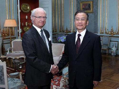 Chinese Premier Wen Jiabao (R) meets with the King of Sweden Carl XVI Gustaf in Stockholm, Sweden, April 24, 2012. (Xinhua/Pang Xinglei)