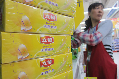 Lipton jasmine tea is sold in a supermarket in Nantong, Jiangsu province, on Tuesday. [Photo: China Daily]