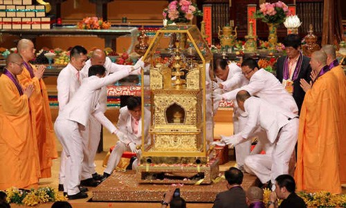 The Buddha's skull bone is placed at Hong Kong Coliseum for public worship on Wednesday. (Source: CNTV.cn / Edmond Tang)
