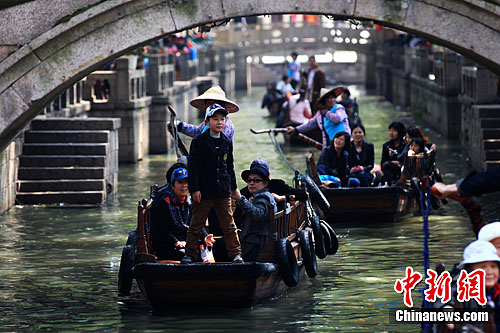 During the traditional Tomb Sweeping Day holiday in early April, many people discovered that the cost of admission to various national-level scenic spots had been pushed up by at least 20 percent. 